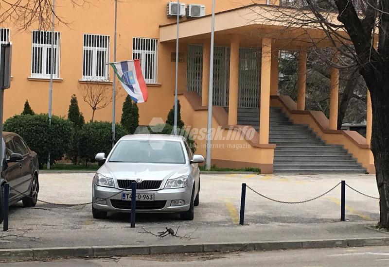Županijska zastava danas na pola koplja zbog vjetra - Nevrijeme u Mostaru: Vjetar nosio kontejnere