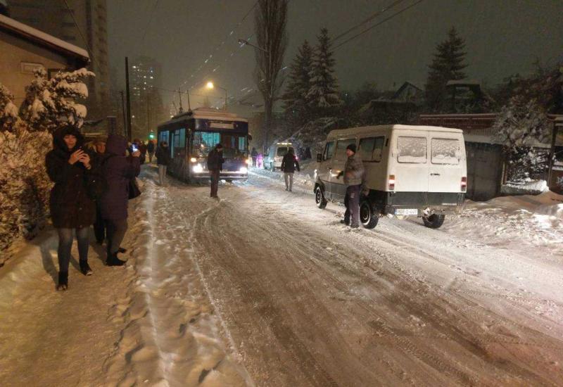 Puno problema u prometu - Snježne padavine izazvale prometni kolaps, gužve i veliki broj nesreća