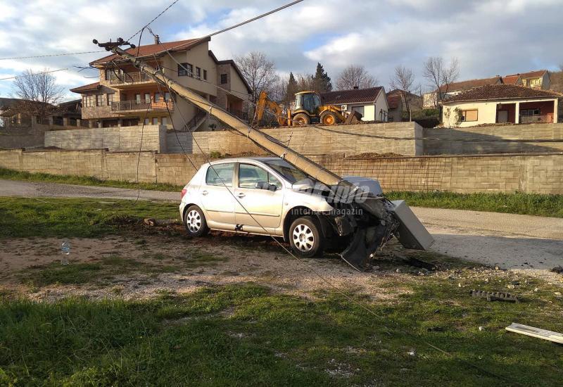 Prometna nesreća u stolačkom naselju Gorica - Stolac: Peugeotom iščupao betonski stup, dvije osobe ozlijeđene