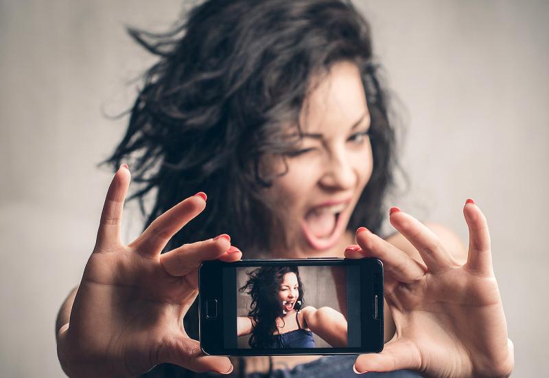 Selfiji izazivaju narcizam