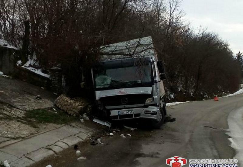 Prometna nesreća - Rama-Tomislavgrad: Kamion završio u jarku