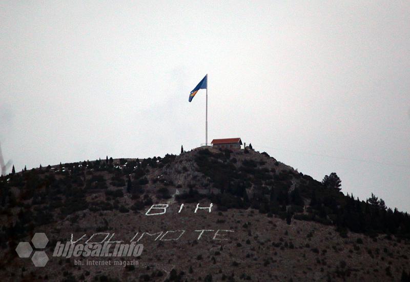 Iznad Mostara se vijori najveća zastava BiH - Ponovno  postavljena zastava na Fortici
