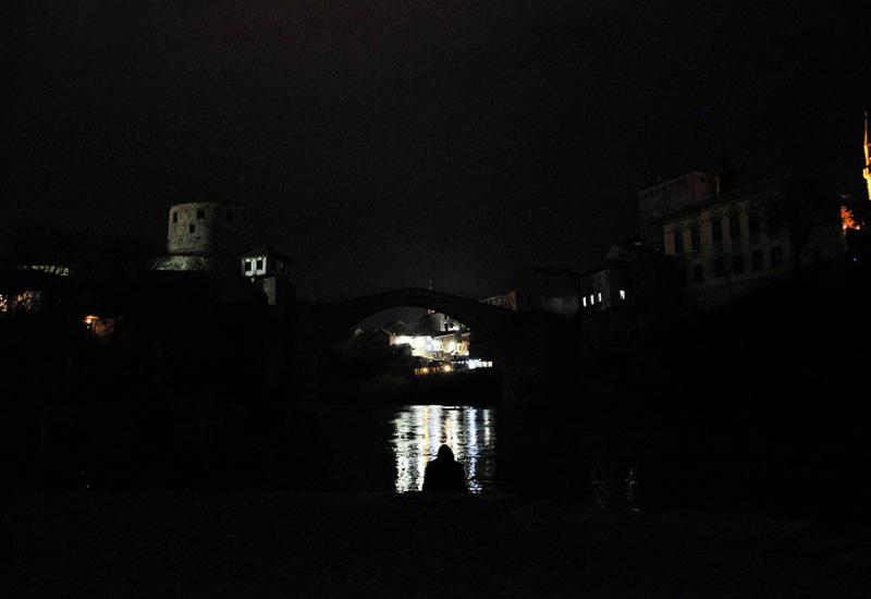 Stari most u mraku za budućnost planeta Zemlje - Mostar: Stari most u mraku za budućnost planeta Zemlje