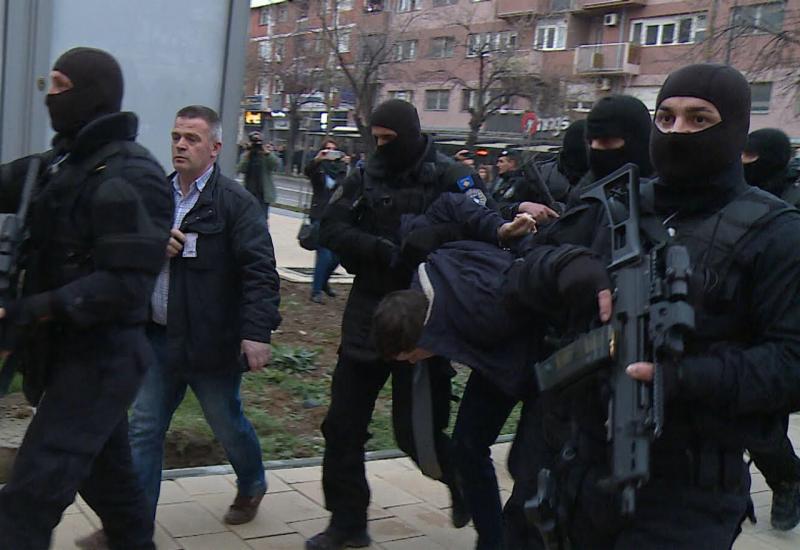 Ratno stanje na Kosovu: Specijalci uz pomoć šok bombi uhitili srbijanske dužnosnike