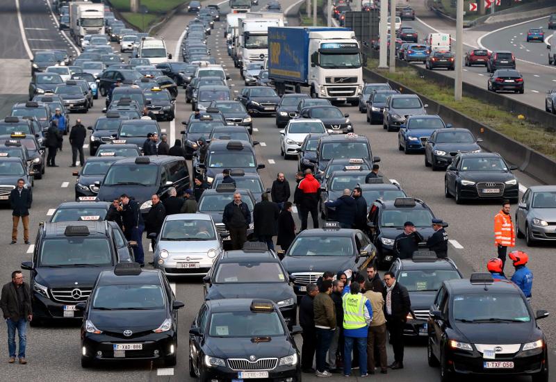 Taksisti u Bruxellesu ustali protiv Ubera i blokirali promet