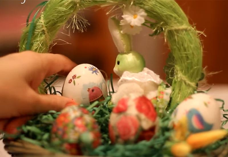 Ukrašavanje salvetama  Uzmite salvete sa zanimljivim detaljima. Djeliće salveta isjeckajte, a bjelanjkom od jajeta lijepite icjeckani dio na jaje. Više pogledajte na linku - https://www.youtube.com/watch?v=aPN5QC4BXkQ - Ukrasite  jaja na sasvim nov način
