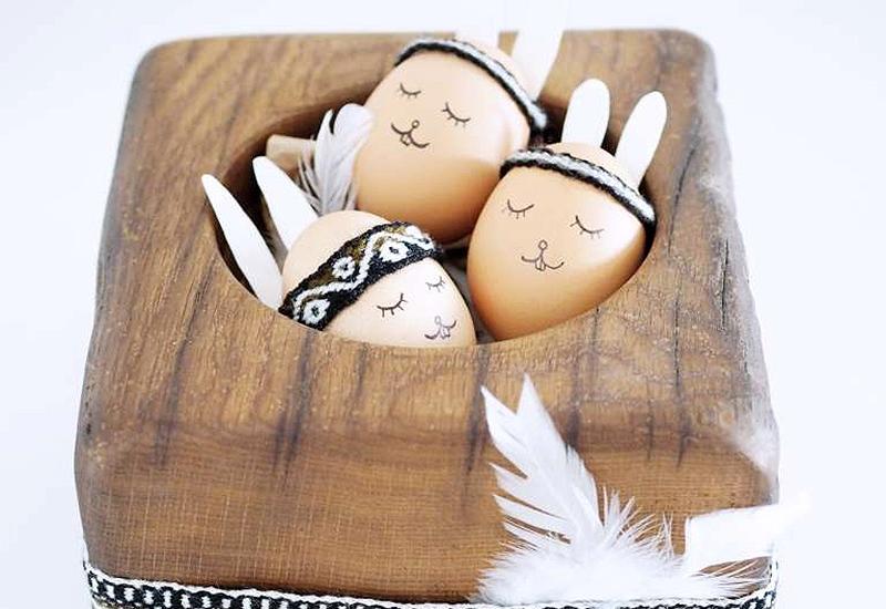 Zabavan način ukrašavanja jaja je pravljenje figurica od njih. Ove zeke indijanci se lako prave a prelijepo izgledaju. Materijal za trakicu i flomaster za crtanje očiju i usta je sve što vam treba. više na - https://www.paulsvera.com/post/ostereier-im-boh - Ukrasite  jaja na sasvim nov način