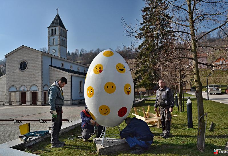Prozor: Na trgu postavljeno moderno jaje