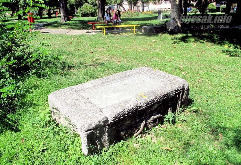 Jedan od rimskih spomenika u parku ispred Doma zdravlja - Rogatica: I konje ubijaju, zar ne?!