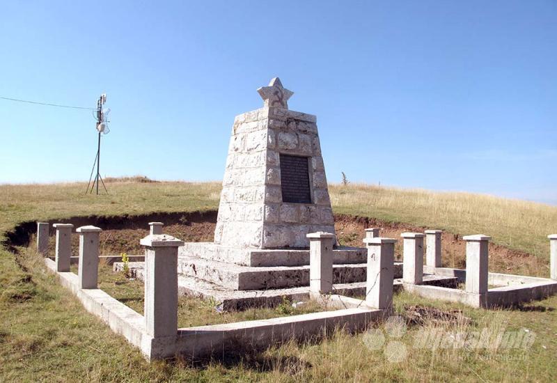 Spomenik u Han Stjenicama - Rogatica: I konje ubijaju, zar ne?!