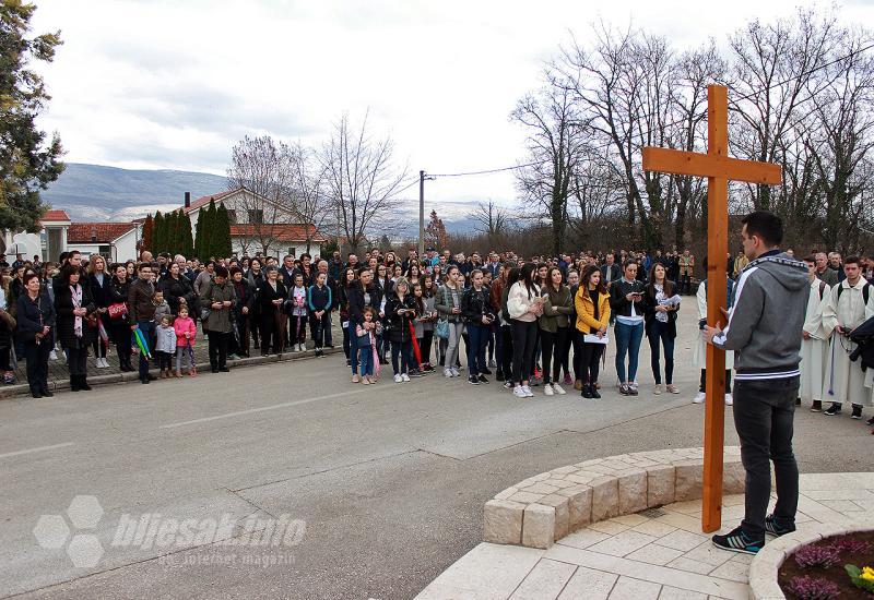 Mnoštvo vjernika na 20. Putu križa od Uzarića do Širokog Brijega