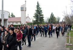 Mnoštvo vjernika na 20. Putu križa od Uzarića do Širokog Brijega