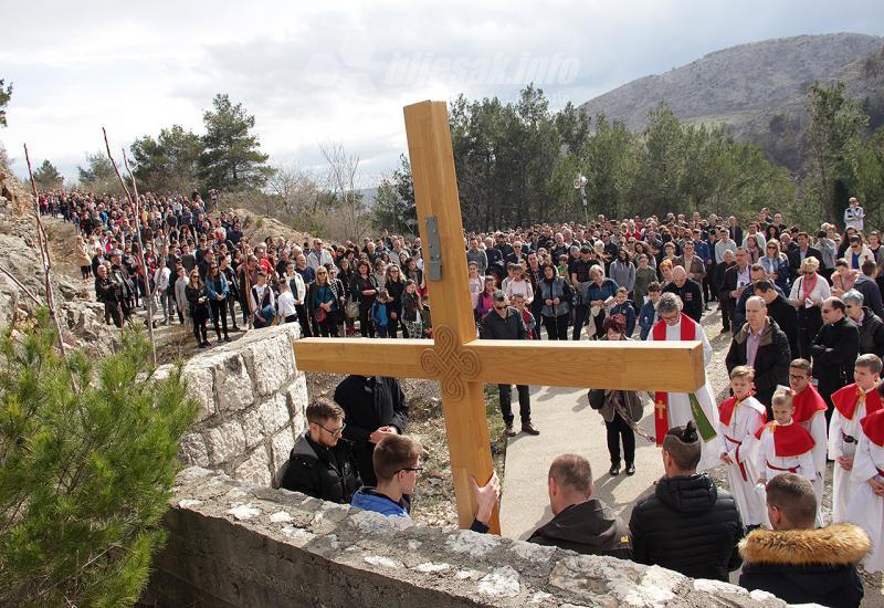 Tisuće vjernika pohodilo Križni put na brdo Hum