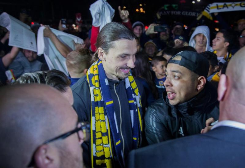 Tisuće navijača dočekalo Ibrahimovića na aerodromu usred noći