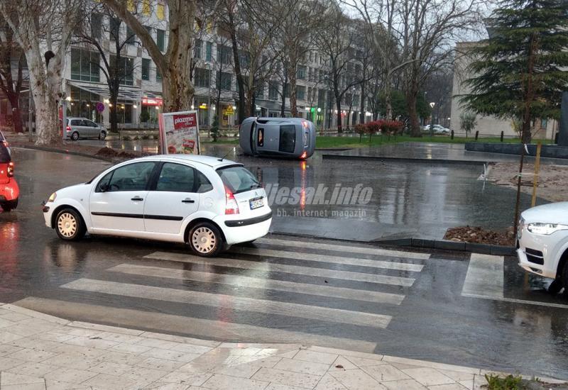 Treba i ovo znati - Automobilom se prevrnuo pred spomenikom na Rondou