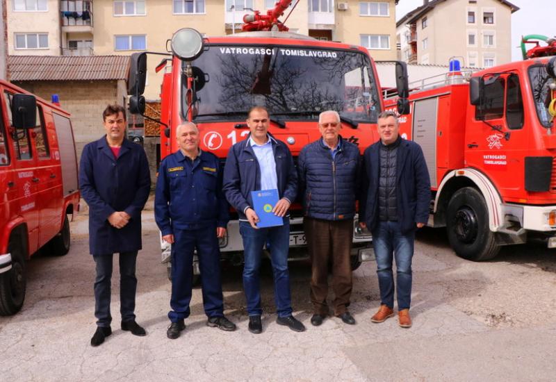 Nevistići s doniranim vozilom | Mandinoselo.com - Nevistić donirao vozilo vatrogascima