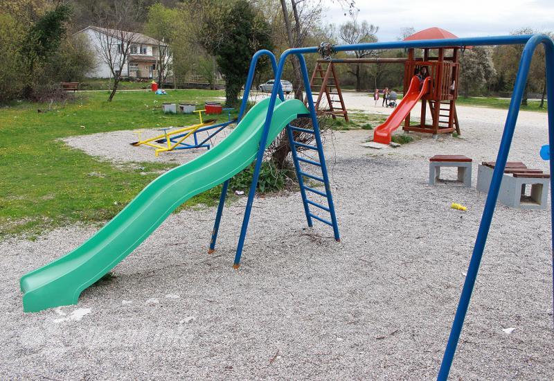 Devastirane ljuljačke u dječjem parku u Borku - Nevidljive ljuljačke hit u Širokom Brijegu