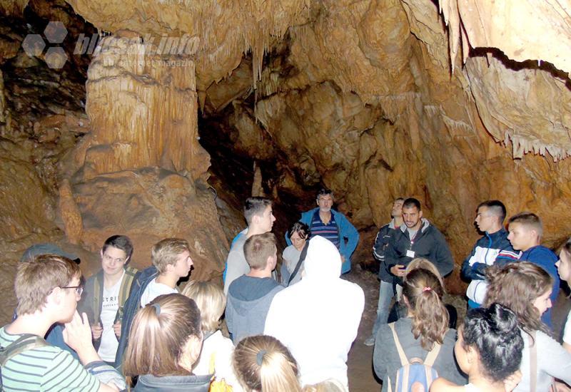 U Potpećkoj pećini - Zlakusa - Selo grnčara i vajata koje je sačuvalo dušu