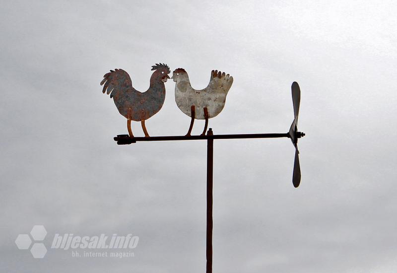 Instalacija pijetla i kokoši ispred Jojine kuće u Mokrom - Joje Nakić je 80-godišnji samouki naivni umjetnik za kojega rijetki znaju