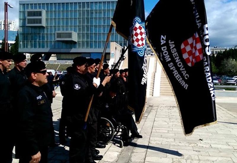 Postrojavanje HOS-ovaca u Splitu - Split: Pripadnici HOS-a se postrojili uz pozdrav 