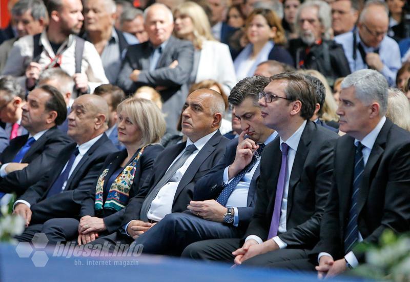 Tijekom svečanosti otvorenja mostarskog sajma, premijer se nije odvajao od mobitela - Tijelom u Mostaru, duhom u Agrokoru