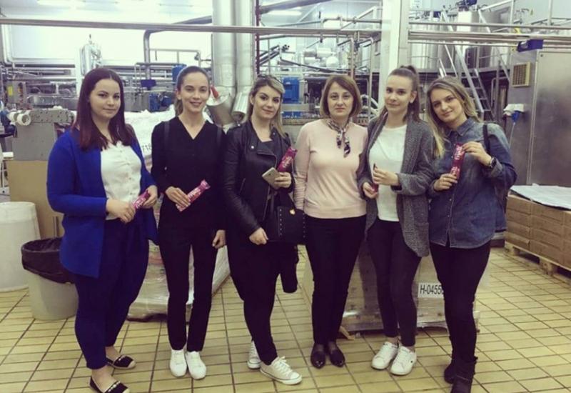 Studentice sa marketing menadžerom – Divnom Kordić - Budući projekt menadžeri u posjeti kompaniji Ledo