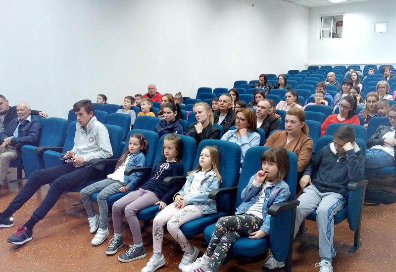 Održano je predavanje u Grudama - Psihologija Baković: Sve više djece i mladih pati od ekranizma
