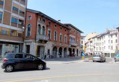 Udine, grad nogometa, Tiepola i dvorca na brdu sazdanom od zemlje donesene u šljemovima 