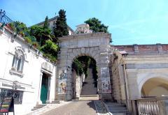 Udine, grad nogometa, Tiepola i dvorca na brdu sazdanom od zemlje donesene u šljemovima 