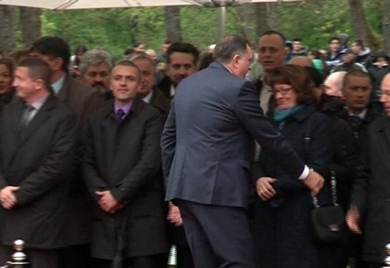 Dodik odbio rukovanje s veleposlanicom - Dodik izignorirao Cormack: Nije joj pružio ruku u Jasenovcu