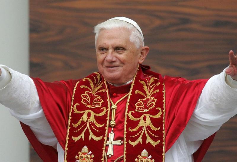 Lančić s križem kojeg je nosio papa Benedikt ukraden iz vitrine