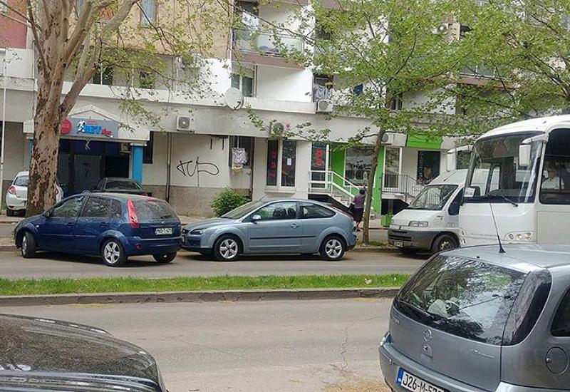 Parking papak blokirao Splitsku ulicu u Mostaru