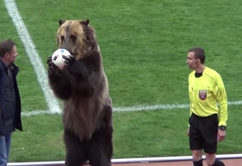Medvjed pozivao navijače na pljesak i predao sucu loptu