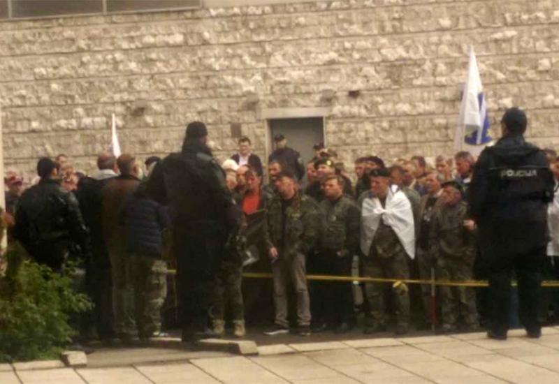  - Obračun s policijom: Borci pokušali ući u Parlament FBiH