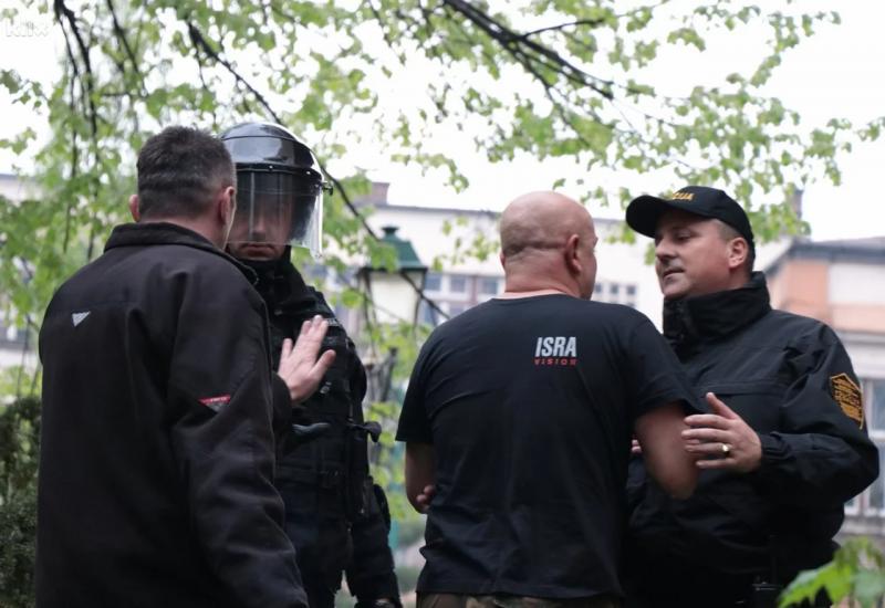 Policijski službenik FUP-a teže ozlijeđen u prosvjedima ispred zgrade PFBiH 