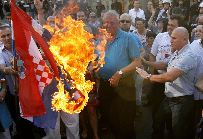  Grabar-Kitarović: Ako je Šešelj gazio zastavu, treba biti kažnjen