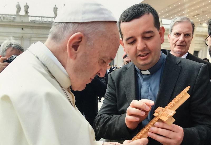 Papa Franjo primio repliku križa sa Uzdola