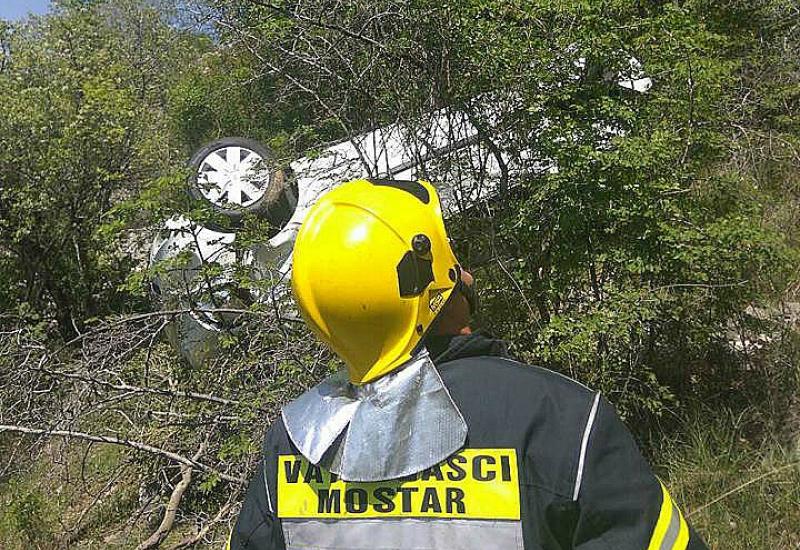Izvlačenje vozila - Mostar: Automobilom sletio u provaliju