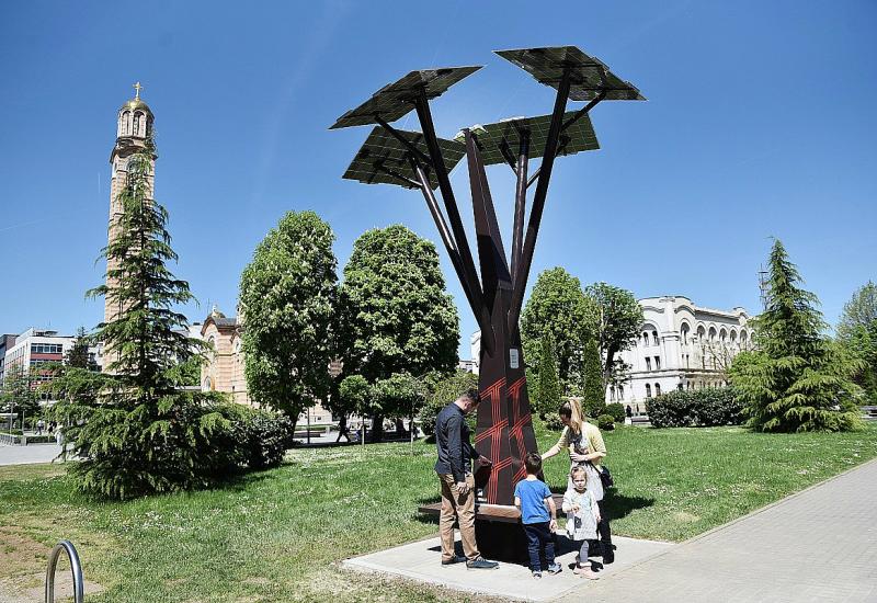 Banja Luka dobila solarno drvo za punjenje mobitela