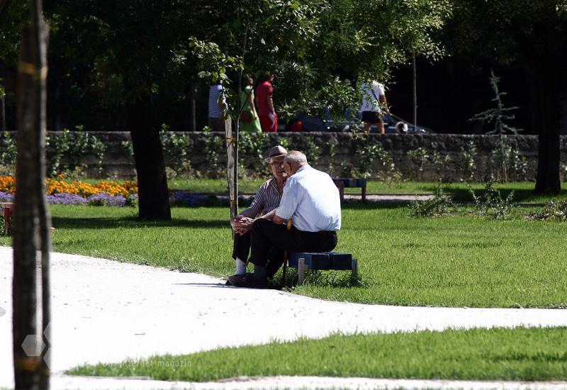 Umirovljenici u parku - Najviše stogodišnjaka živi u Mostaru