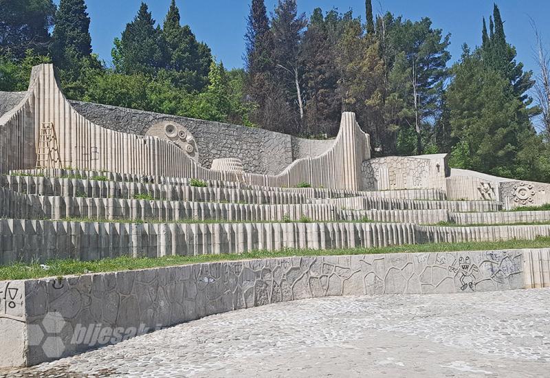 Vruće, hladno – Kako je tekla obnova Partizanskog groblja u Mostaru?