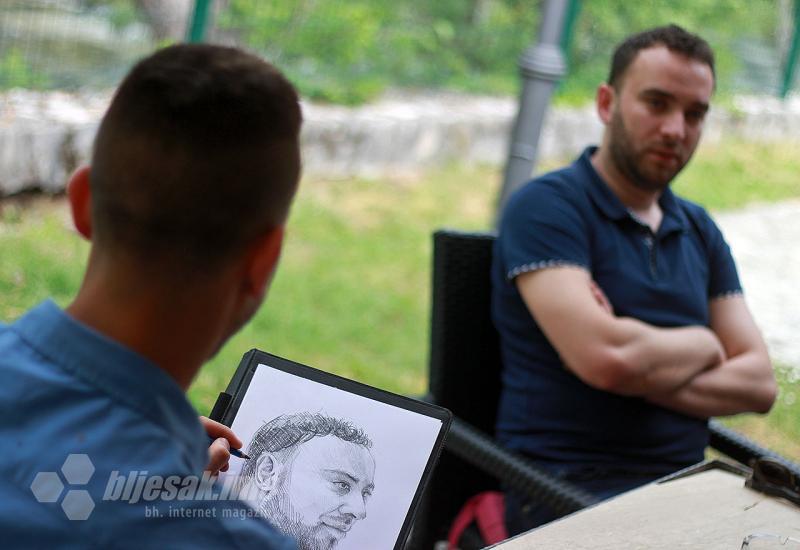 Dok smo razgovarali, Ante je nacrtao portret našeg novinara - Njemačku zamijenio Širokim Brijegom i sada živi od umjetnosti