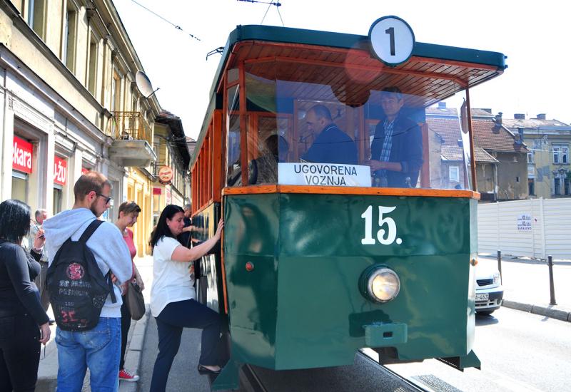 Replika prvog električnog tramvaja - Sarajlije uživale u vožnji replikom prvog električnog tramvaja 