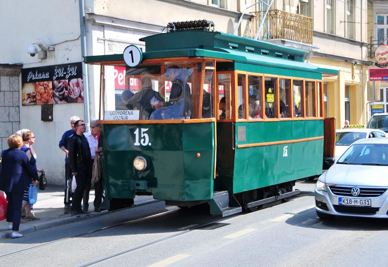 Replika prvog električnog tramvaja - Sarajlije uživale u vožnji replikom prvog električnog tramvaja 