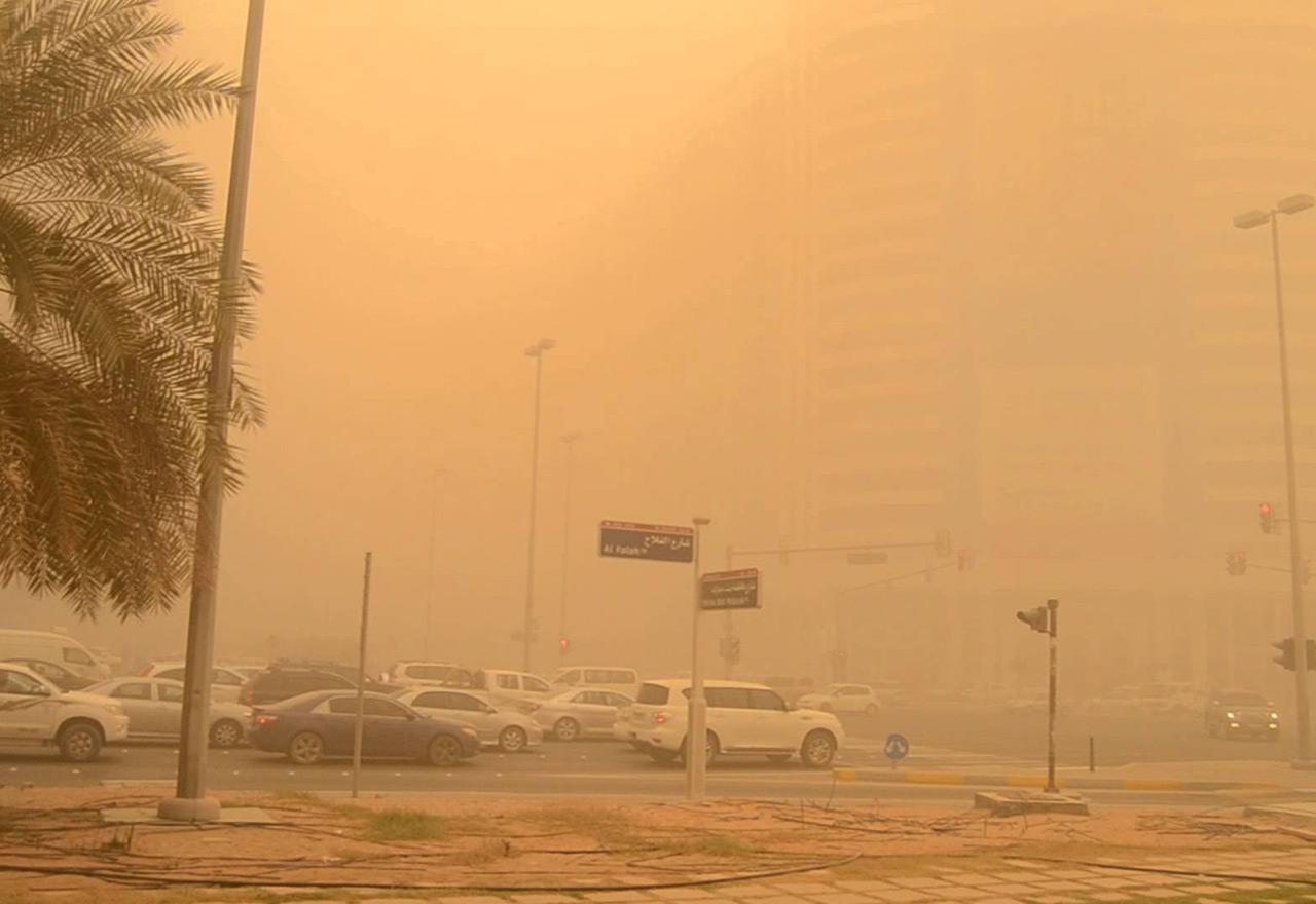 Шторм в эмиратах. Пыльная буря в Дубае. Абу Даби пыльная буря. Пылевая буря в Дубае. Абу Даби песчаные бури.