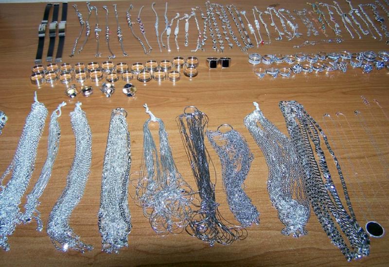 Državljanka BiH srebrni nakit skrivala u maramicama, gaćama, čarapama ....
