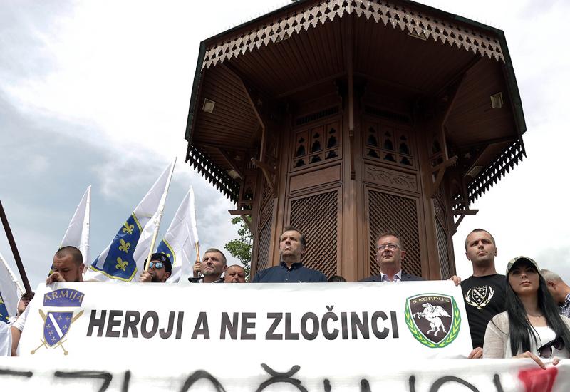 Više desetina građana na mitingu podrške generalu Dudakoviću 