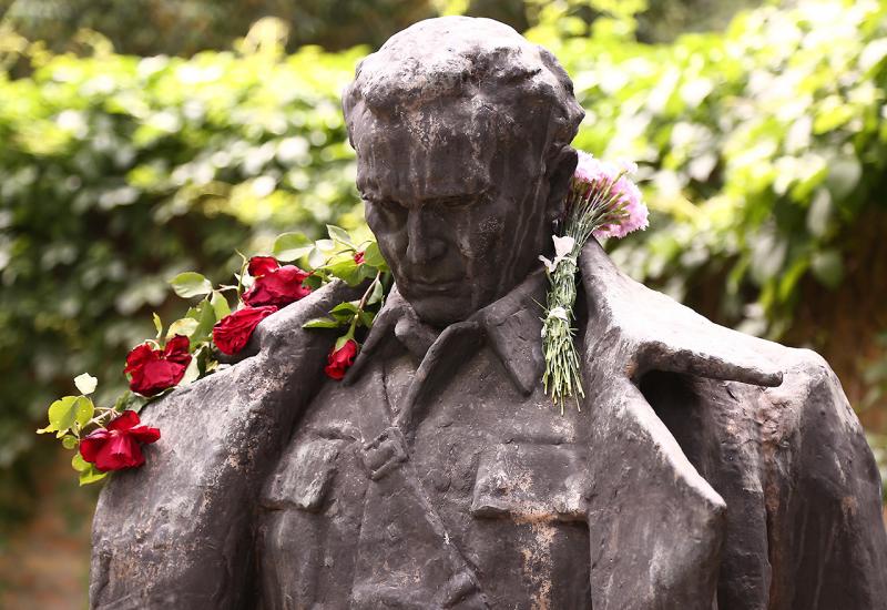  Kuća cvijeća: Brojni građani iz zemalja bivše SFRJ obilježili 38. godinu od Titove smrti 