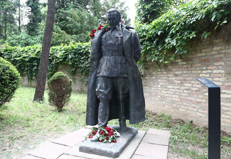  Kuća cvijeća: Brojni građani iz zemalja bivše SFRJ obilježili 38. godinu od Titove smrti 