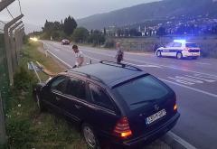 Mostar: Mercedes nakon sudara završio u ogradi